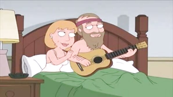 Dve seksi kurbe se valjata po postelji z velikim fantom