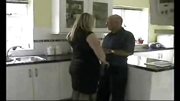 Suh knjižni molj v rdečih ribjih mrežah, ki jih je močno izvrtal pohoten bruiser