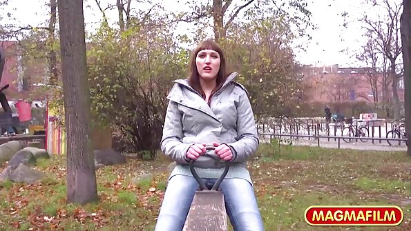 Dekle s polnimi prsmi daje svojemu moškemu nekaj oralnih užitkov
