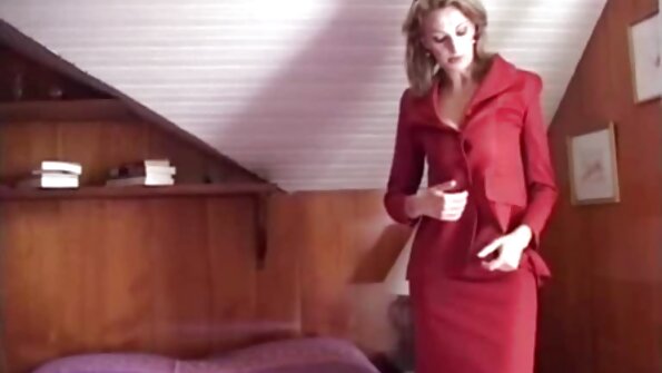 Milf, ki ima velike joške, liže velik kurac v svoji uniformi