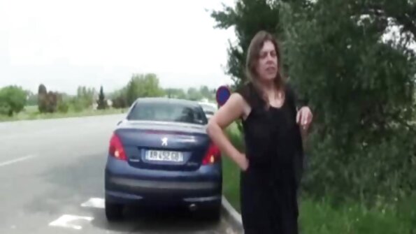 Blondinka se norčuje z dvema glamuroznima rjavolaskama