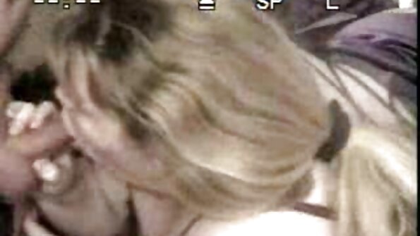 Umazano blond babe pustoši obešen črn žebljiček
