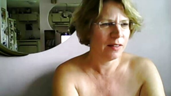 Dve pički in en penis se povežeta v prijetni trojček